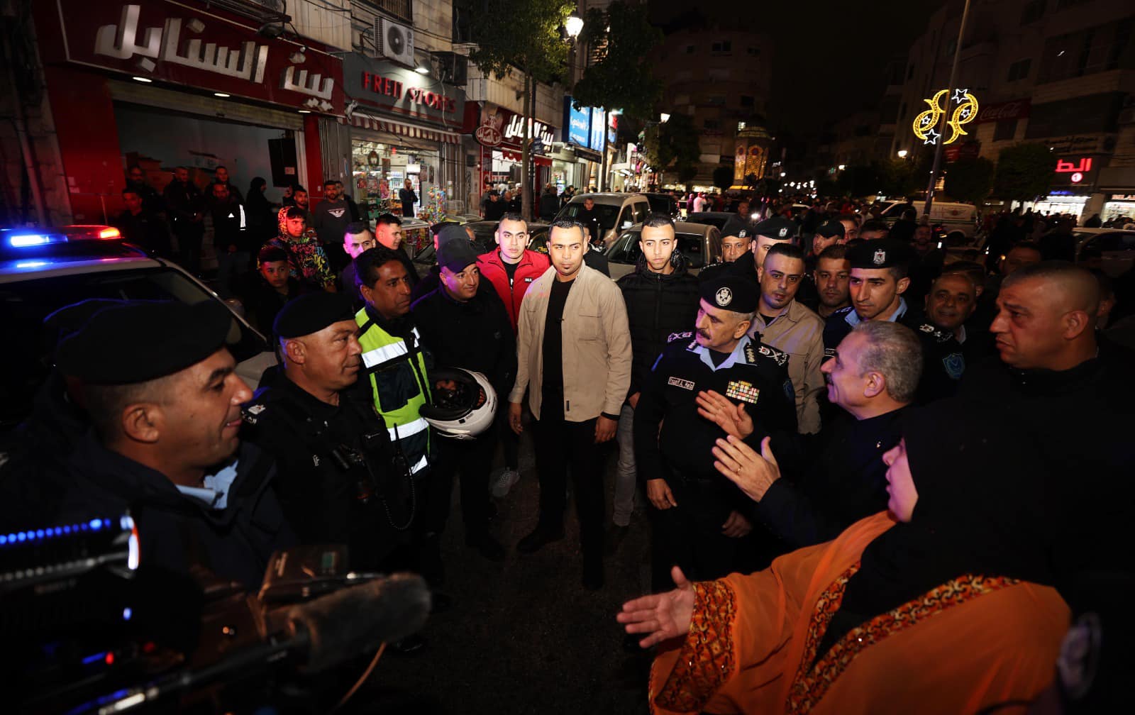 جانب من الجولة التفقدية لرئيس الوزراء لأسواق رام الله والبيرة